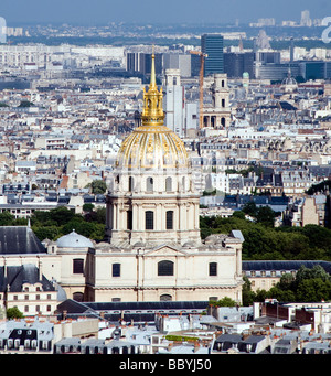 Sur le toit de l'antenne sur paris france avec de l'or du dôme des Invalides au premier plan Banque D'Images