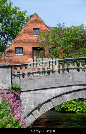 Moulin de la ville et pont sur la rivière Itchen Winchester Hampshire Angleterre Banque D'Images