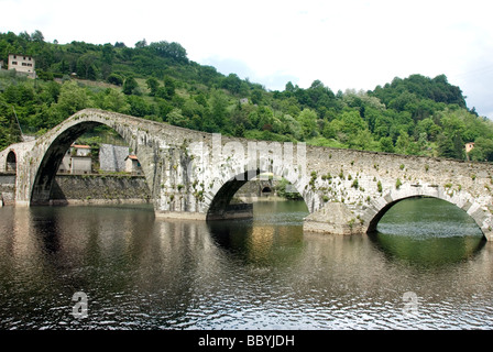 Ponte del Diavolo également appelé Ponte della Maddalena, le pont médiéval enjambant la rivière Serchio dans la Garfagnana Banque D'Images