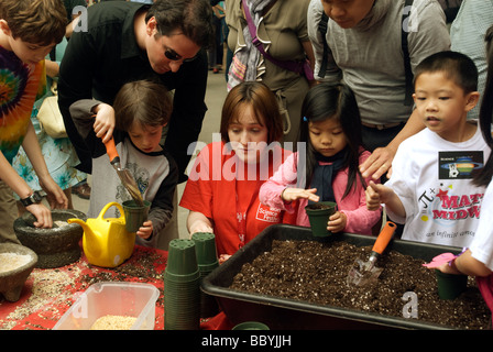 Les visiteurs de la rue Festival mondiale de la science juste apprendre à les plantes en pot Banque D'Images