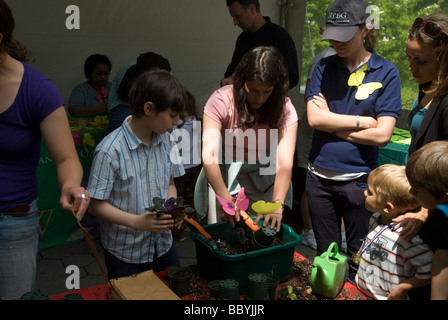 Les visiteurs de la rue Festival mondiale de la science juste apprendre à les plantes en pot Banque D'Images