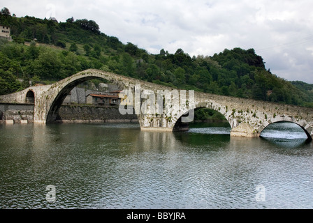 Ponte del Diavolo également appelé Ponte della Maddalena, le pont médiéval enjambant la rivière Serchio dans la Garfagnana Banque D'Images