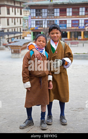 Les élèves portant des vêtements traditionnels en uniforme dans la rue Thimphu Bhoutan en Asie. 91292 Bhutan-Thimphu Banque D'Images