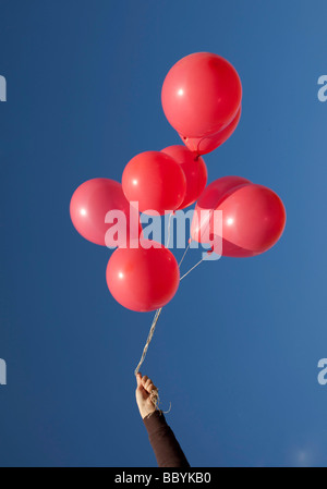 Hand holding balloons Banque D'Images