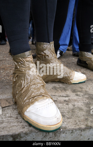 Chaussures concurrents scotchées à leurs chevilles avant le début de la folle course de boue Maldon dans la rivière Blackwater à Maldon Essex Banque D'Images