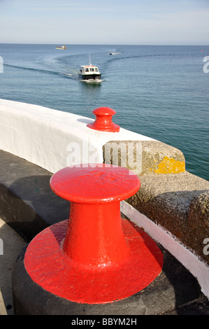 Borne d'amarrage, le port de Looe Looe, Cornwall, Angleterre, Royaume-Uni, Banque D'Images