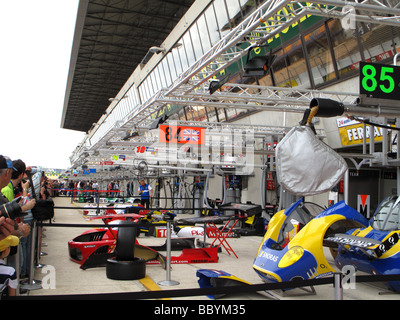 Le Mans sarthe 24 heures heure du circuit de course automobile sport annuel france pit lane à pied Banque D'Images