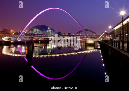 Une photo de nuit quai de la Millennium Bridge, Sage Gateshead et Tyne Bridge at night, qui reflète de manière très toujours River Tyne. Banque D'Images