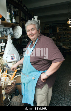 Chef et Andrea bonvivant Bertucci, propriétaire et hôte de Il Vecchio Mulino l'une des grandes spécialités culinaires de la Garfagnana Banque D'Images