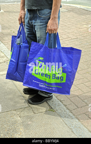 Homme portant le sac Big Green London England UK Banque D'Images