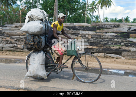 Un homme transportant des sacs de charbon sur sa bicyclette Quelimane Mozambique Banque D'Images