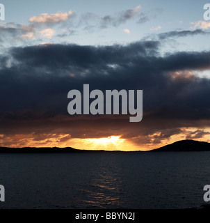 Coucher de soleil sur son de Taransay , Isle of Harris, Hébrides extérieures, en Écosse Banque D'Images