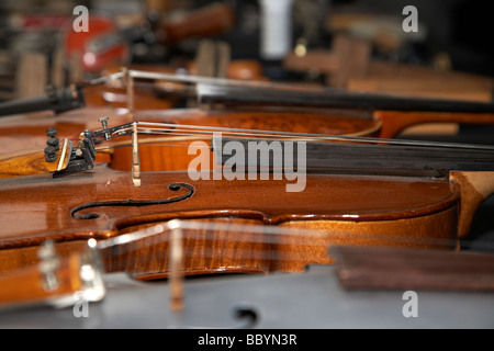 Fait main fait maison violons faits de différents matériaux et formes sur l'écran Banque D'Images