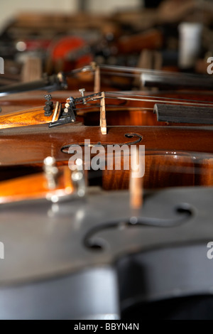 Fait main fait maison violons faits de différents matériaux et formes sur l'écran Banque D'Images