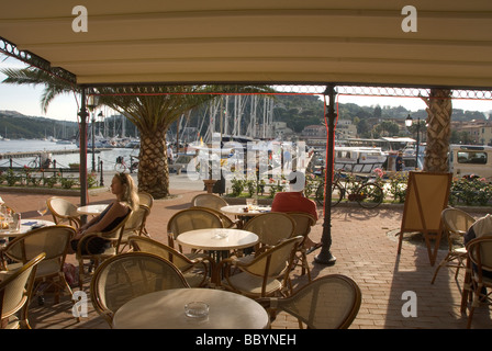 Bar à quai dans la marina de Porto Azzurro resort sur l'île d'Elbe Banque D'Images