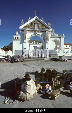 La Bolivie dans les Indios square en face de l'église de Candelaria à Copacabana Banque D'Images