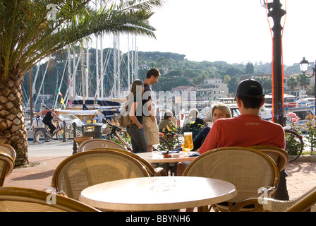 Bar à quai dans la marina de Porto Azzurro resort sur l'île d'Elbe Banque D'Images