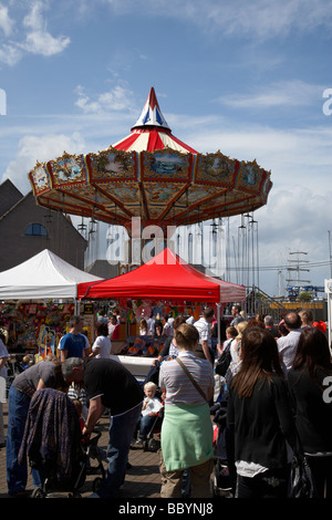 Marche à travers la foule voyageant parc amusment avec chaise o parc d'avion fête foraine ride bangor comté de Down en Irlande du Nord uk Banque D'Images