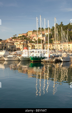 Yachts amarrés dans le beau port de plaisance de Porto Azzurro sur l'île d'Elbe Banque D'Images