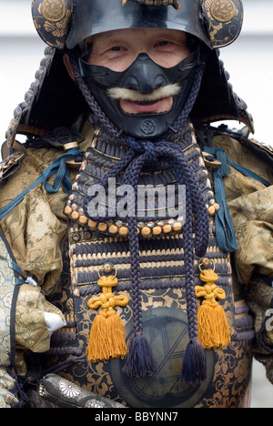 Homme en armure de samurai plein complet avec kabuto et mempo casque masque de visage pour intimider l'ennemi Banque D'Images