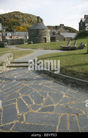 Ville de Barmouth, Pays de Galles. Chemin menant à la 18e siècle Ty Crwn Roundhouse qui a été utilisé comme prison jusqu'en 1861. Banque D'Images