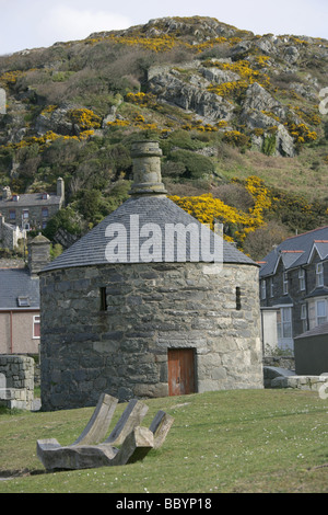 Ville de Barmouth, Pays de Galles. Le 18e siècle, qui Ty Crwn Roundhouse a été utilisé comme prison jusqu'en 1861. Banque D'Images