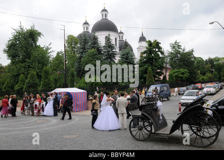 Newly-Wedded des couples à l'extérieur de la cathédrale de l'Esprit Saint, CHERNIVTSI, Ukraine occidentale. Banque D'Images