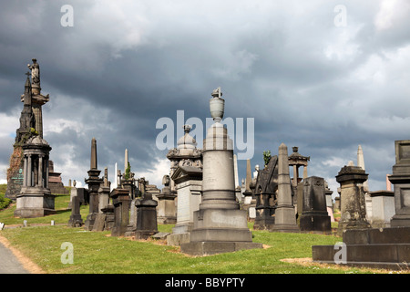 Tombes et monuments commémoratifs à la Nécropole de Glasgow. Banque D'Images