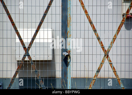 Cadre de porte en métal le verrouillage de l'entrée d'une station d'alimentation Banque D'Images