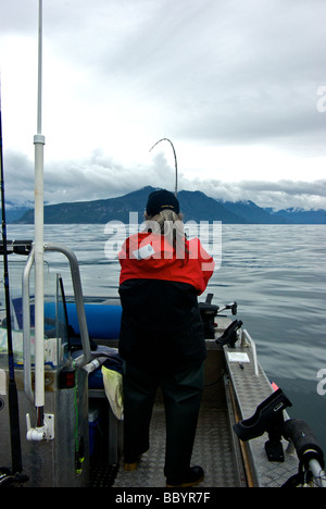 Femme jouant un pêcheur de saumon quinnat à Freeman Rocks Haida Gwaii en ouverture de l'océan Pacifique Banque D'Images