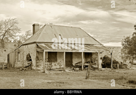 Grande image de l'ancienne ferme de ruines en sépia Banque D'Images