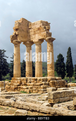 Le grec ancien temple de Castor et Pollux, les Dioscures, Vallée des Temples, site archéologique d'Agrigente, Sicile, Italie Banque D'Images