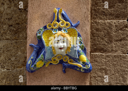 Thrinacia Tranacria en céramique à trois jambes et symbole de la Sicile, ville de Cefalu, Province de Palerme, Sicile, Italie Banque D'Images