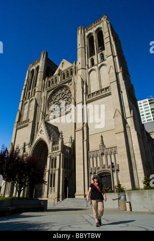 Une femme marche dans le labyrinthe en face de Grace Cathedral, à San Francisco. Banque D'Images