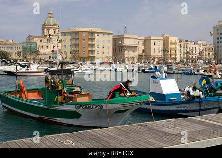 Les bateaux de pêche à quai du port de Trapani, Trapani, Sicile, Italie Banque D'Images