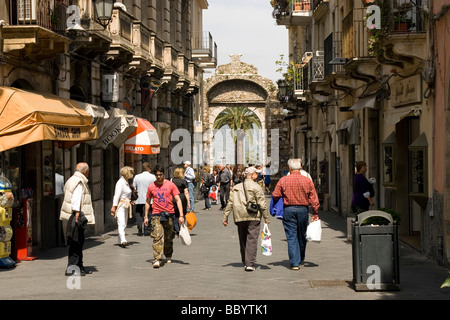 Porta Messina Gate sur le Corso Umberto par Taormina, Sicile, Italie Banque D'Images