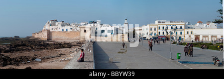 Pier avec côte rocheuse, la médina à l'arrière, Essaouira, Maroc, Afrique Banque D'Images