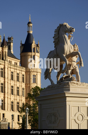 Statue devant le château Schweriner Schloss, siège du parlement du Land de Mecklembourg-Poméranie occidentale, Schwerin, moi Banque D'Images