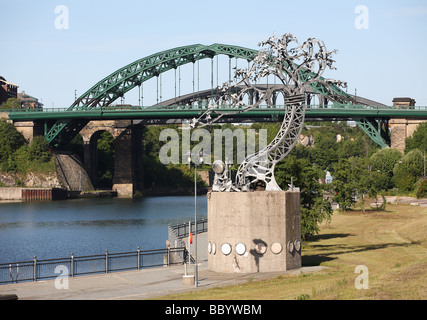 Sculpture publique ombres dans une autre lumière, vu Monkwearmouth ponts, Sunderland, Angleterre, RU Banque D'Images