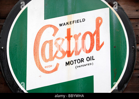 Huile moteur Castrol ancienne metal sign Black Country Museum dudley West Midlands uk Banque D'Images