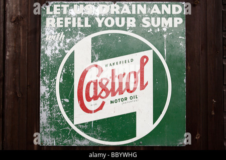 Huile moteur Castrol ancienne metal sign Black Country Museum dudley West Midlands uk Banque D'Images