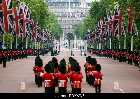 Des soldats de l'armée britannique les régiments de marche dans le Mall, Londres, pendant la célébration de l'anniversaire de la Reine Banque D'Images