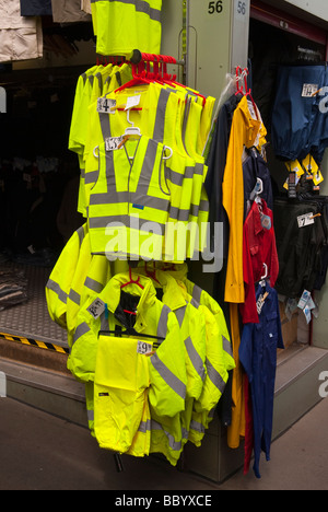 Gilets haute visibilité vestes et blousons en vente sur un étal du marché britannique Banque D'Images