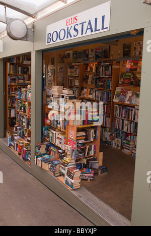 L'Ellis kiosque librairie d'occasion shop store vente de livres sur le marché de Norwich au Royaume-Uni Banque D'Images