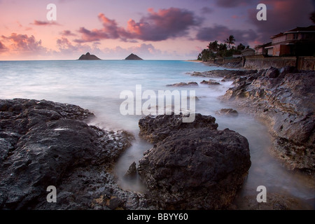 Vue sur plage Lanikai et Mokulua Islands De Lanikai Point au lever du soleil Banque D'Images