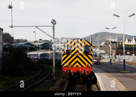 Locomotive classe 08 08788 shuntant le Caledonian sleeper train à la gare d'Inverness Ecosse Banque D'Images