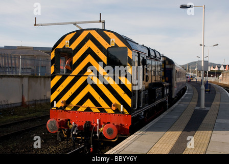 Locomotive classe 08 08788 shuntant le Caledonian sleeper train à la gare d'Inverness Ecosse Banque D'Images