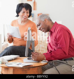 African couple assemblage ordinateur Banque D'Images