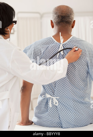 Doctor examining African man Banque D'Images