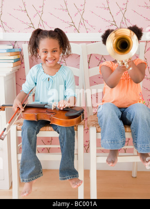 Les filles jouant des instruments africains Banque D'Images